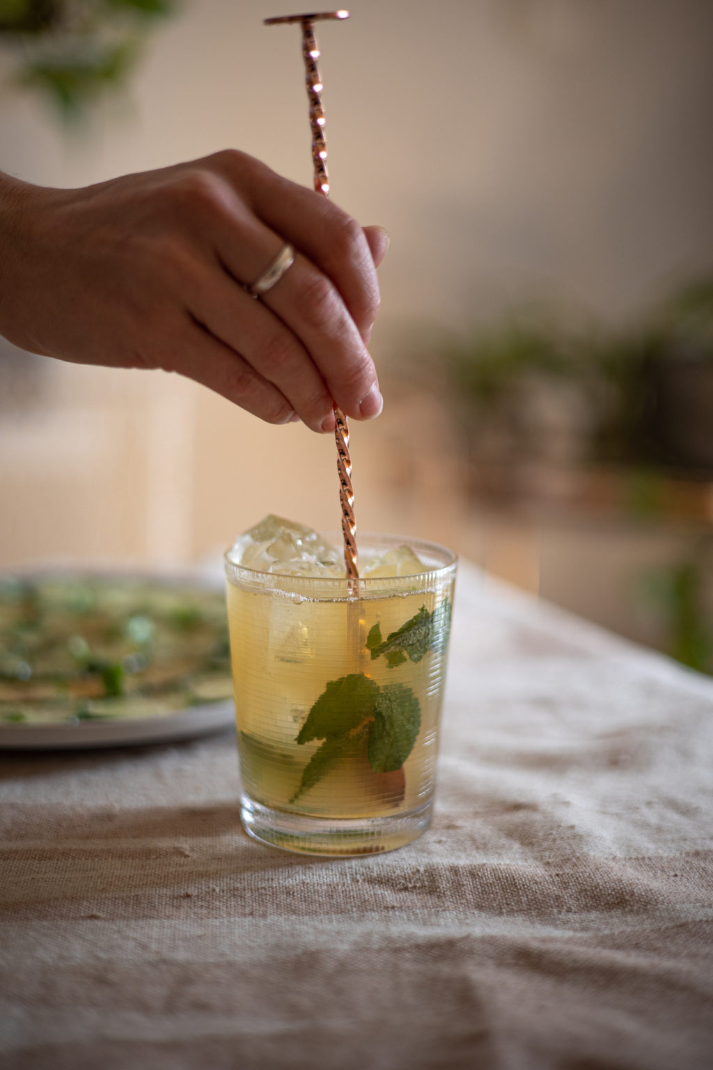 mélanger cocktail à la menthe avec cuillère de bar rose gold