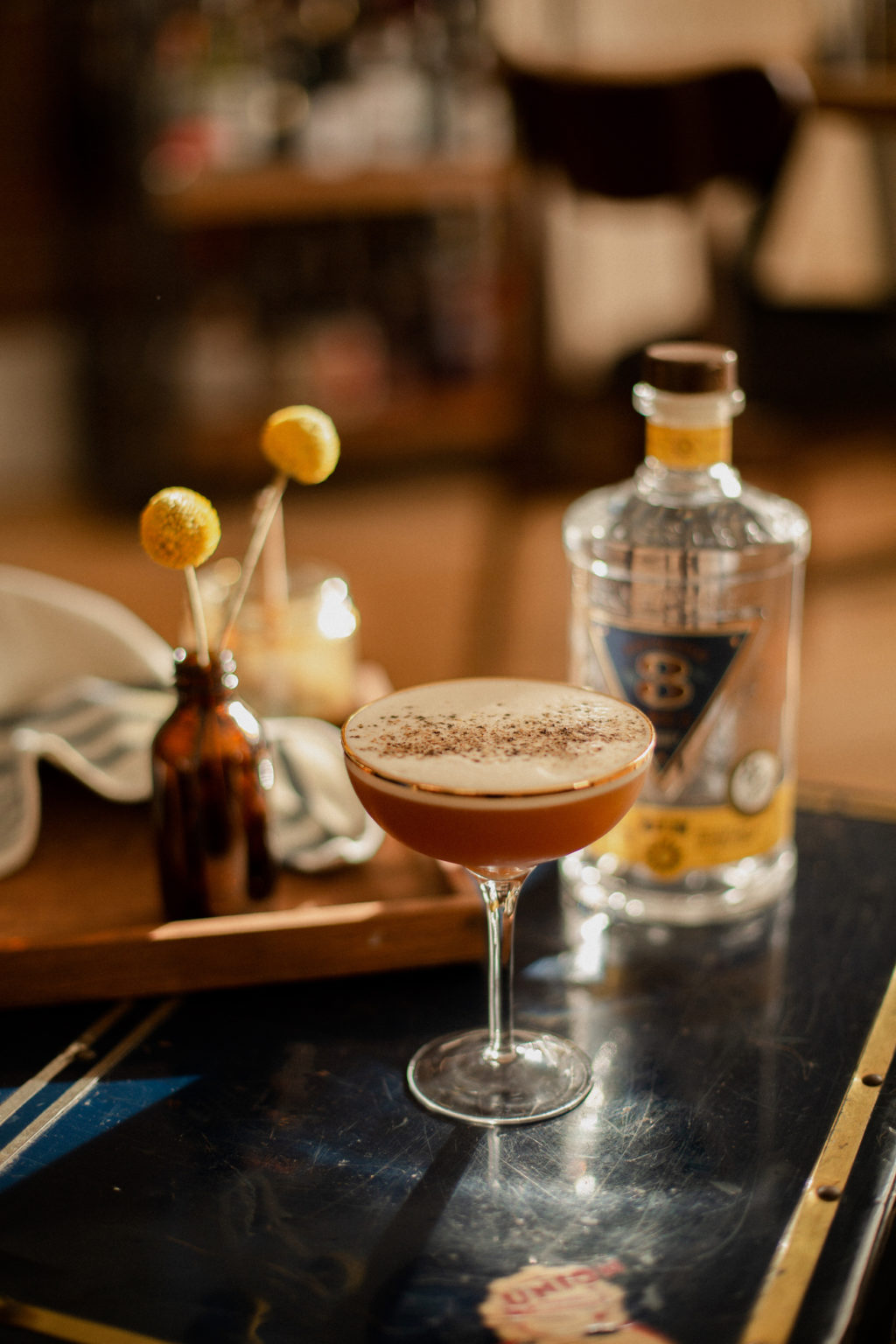 cocktail sour et bouteille de gin Trois Lacs