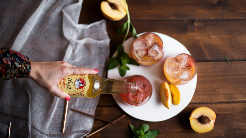 cocktail à la pêche et au cassis avec bière de gingembre 1642 sodas
