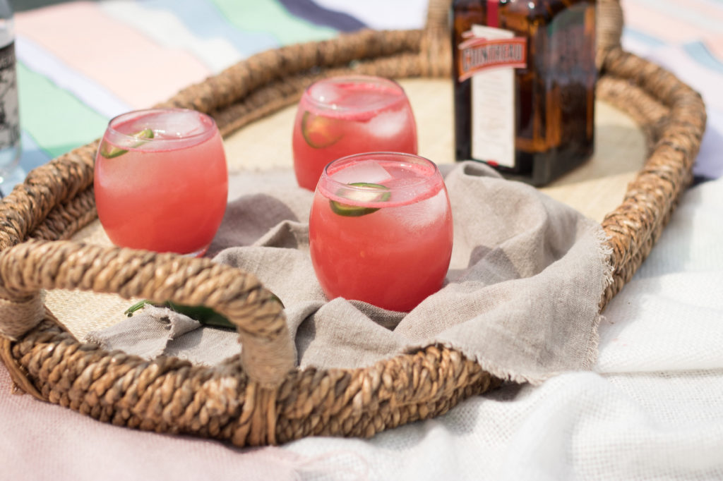 Plateau de margarita au melon d'eau et jalapeno, bouteille de cointreau