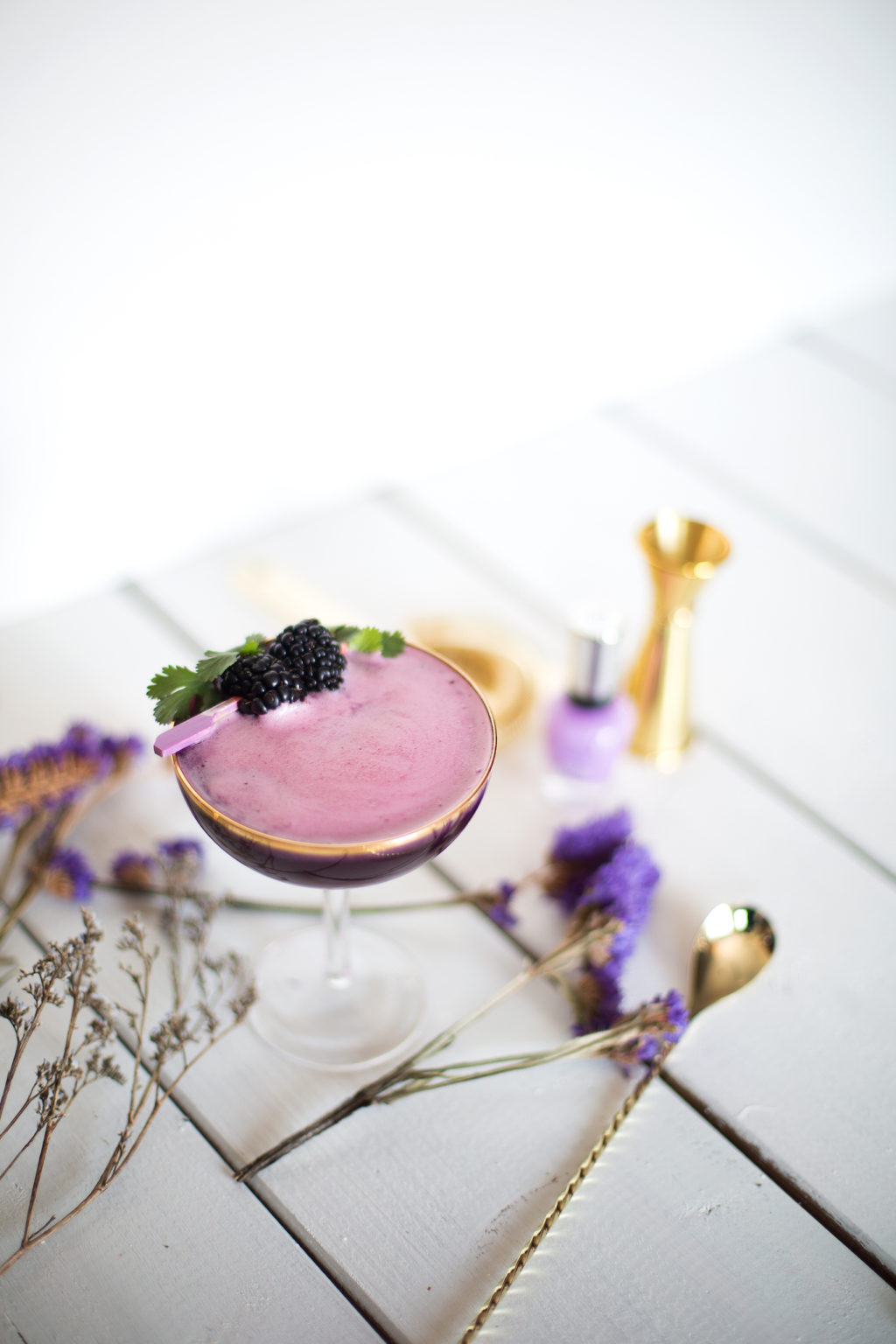 cocktail mauve aux mûres et à la coriandre