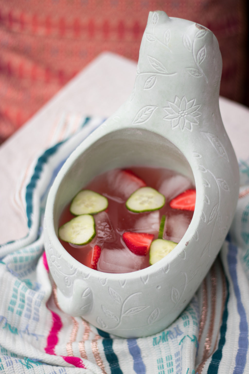 punch dans un bol en forme de chat