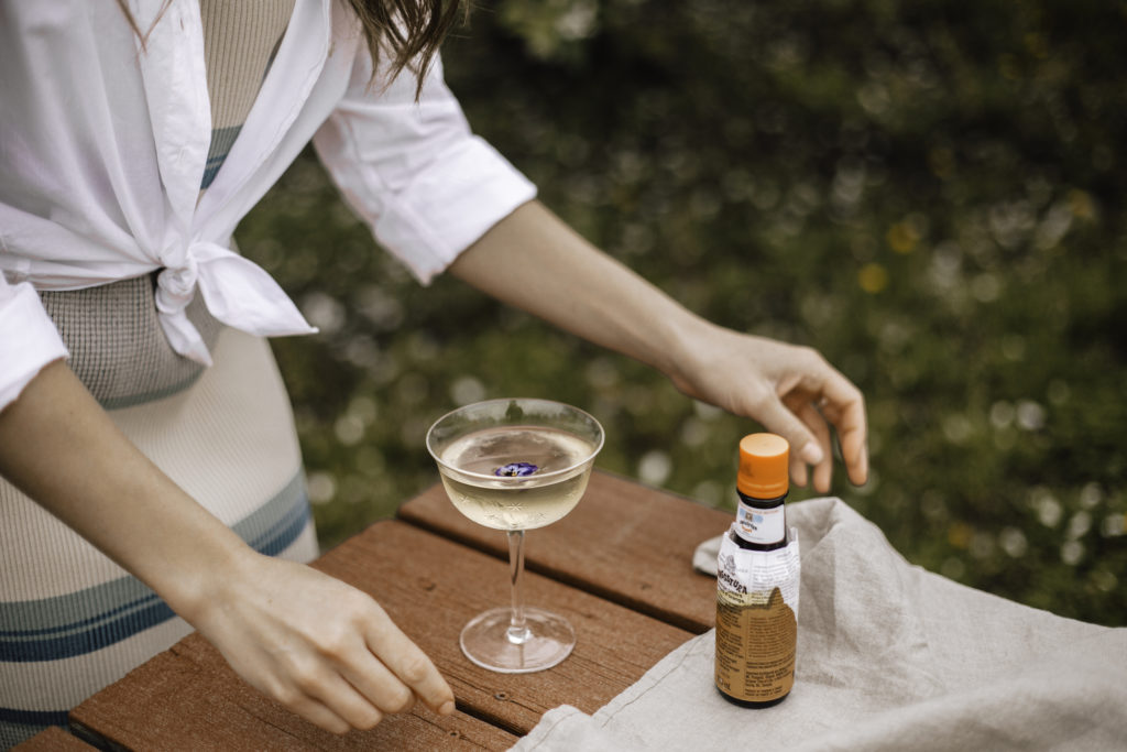 cocktail printemps et bouteille d'Angostura à l'orange