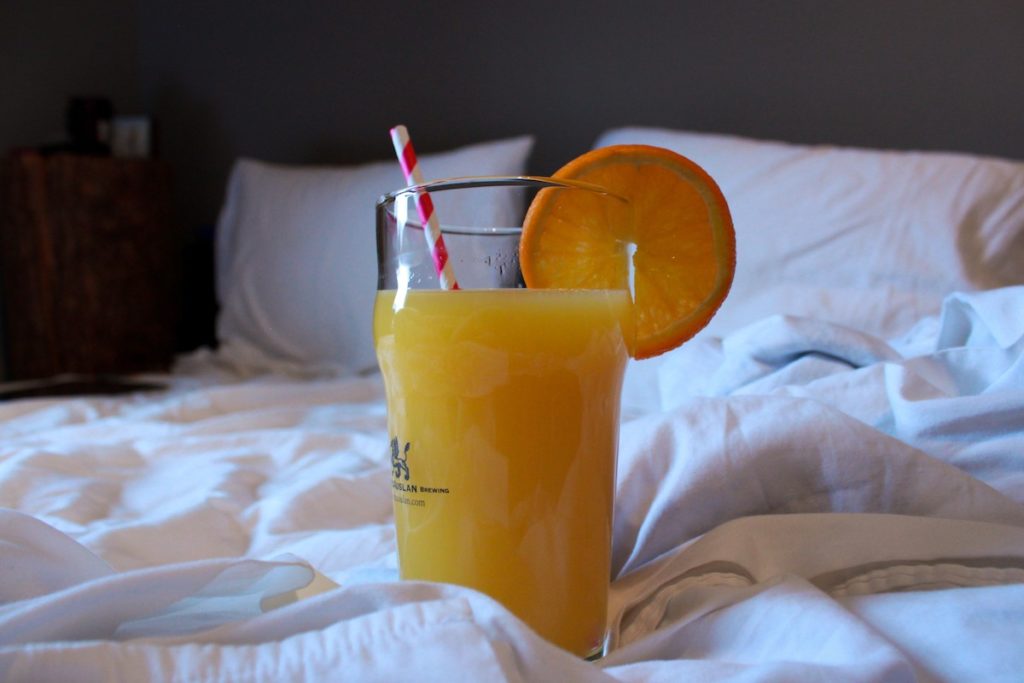 mimosa au cidre de pomme pétillant garni d'une orange
