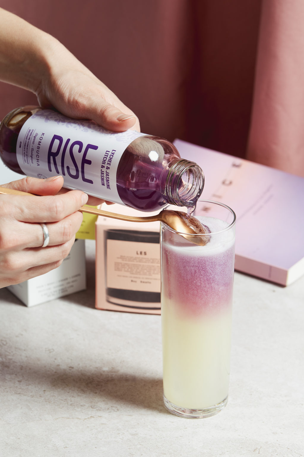 Cocktail avec dégradé de couleur bouteille de Rise kombucha jasmin et litchi mauve