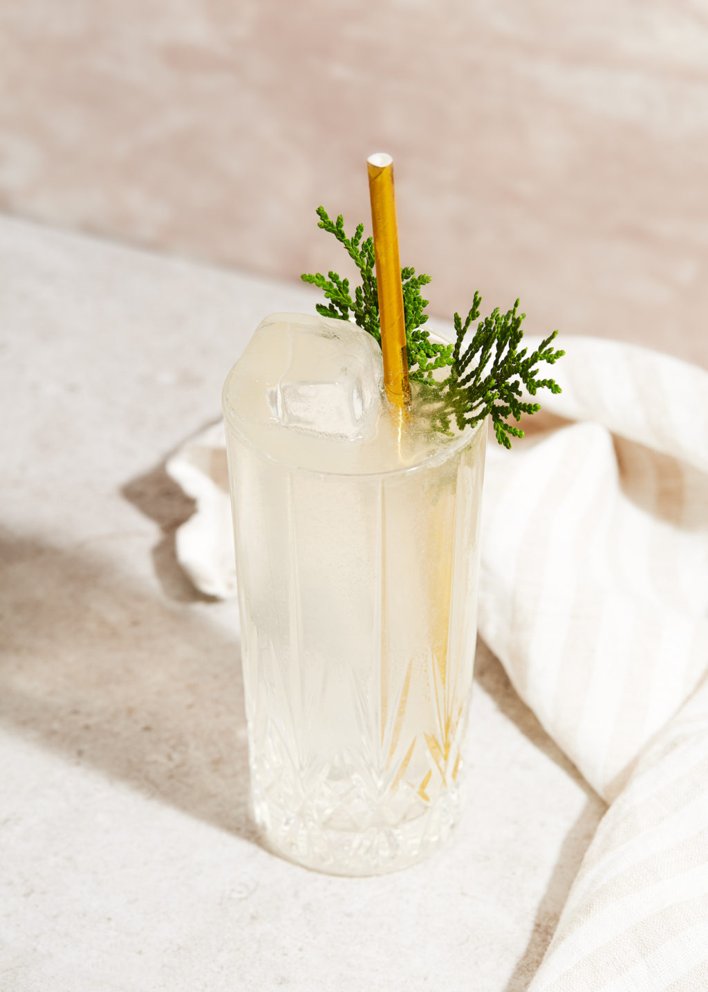 Cocktail_Tom_Collins_epinette_1ou2cocktails_20200928_1OU2COCKTAILS2636