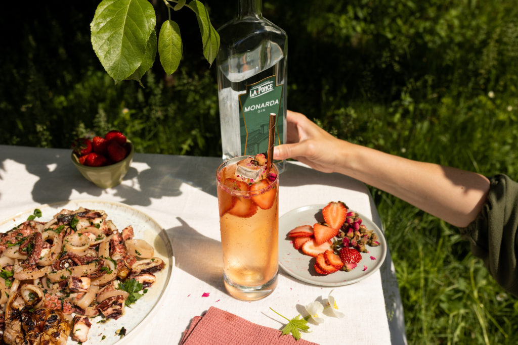 Cocktail_Gin_Fizz_Fraise_Rose_1ou2Cocktails_AW3A3308
