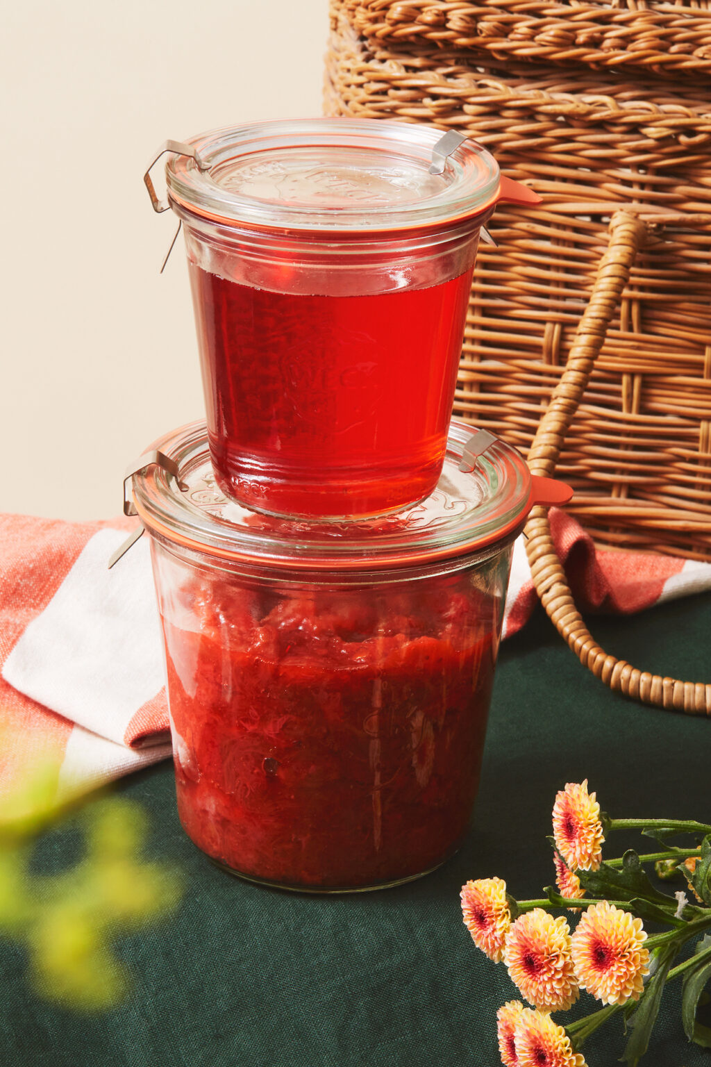 Cocktail_sirop_compote_2en1_fraise_rhubarbe_0dechet_1ou2Cocktails_Cocktail_sirop_compote_2en1_fraise_rhubarbe_Tanqueray_1ou2Cocktails_kp_07072023_0071_lr